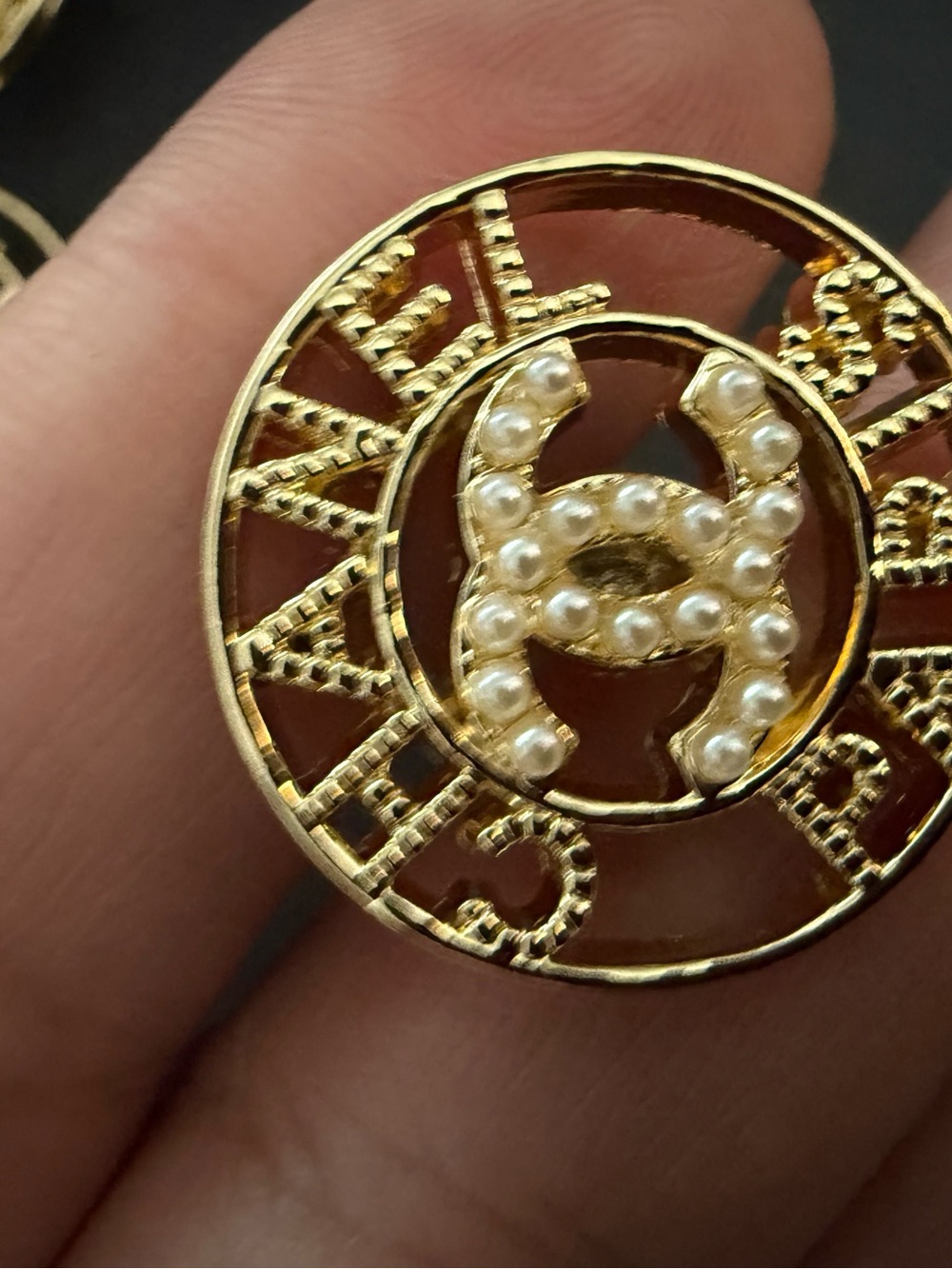 Preloved CHANEL Gold Pearl CC Logo Buttons - Set of 5 - Picture 3 of 8